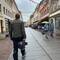 Torben summt durch die Stadt.