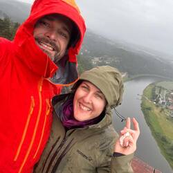 Wir trotzdem dem Regen mit unseren Super-Regenjacken.
