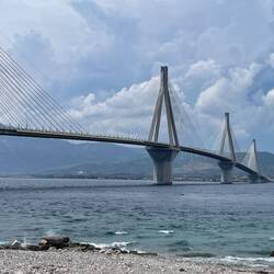 die Überfahrt über die Brücke kostet 16 €