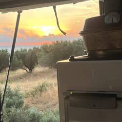 Cuisson de la spanakopita au coucher de soleil