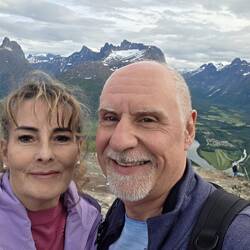 Trollstigen im Hintergrund