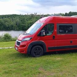 Angekommen am Fluss Klarälven. Stellplatz vom hiesigen Dorfverein. Großflächig und mit allem drum ..