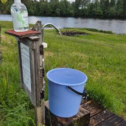 ...und dran. Sogar mit eigener Wasserquelle, welche ständig frisches Trinkwasser liefert.
