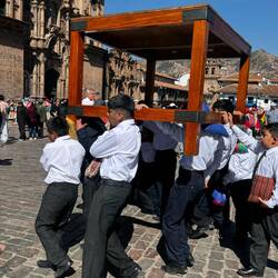 A platform carried in front of statue to allow for men to rest