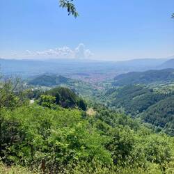 Blick nach Gotse Delchev. In meinem Rücken bewundert die Polizei meinen alten Töff 😜