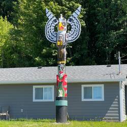 A few of the homes in Alert Bay had their own totem poles.