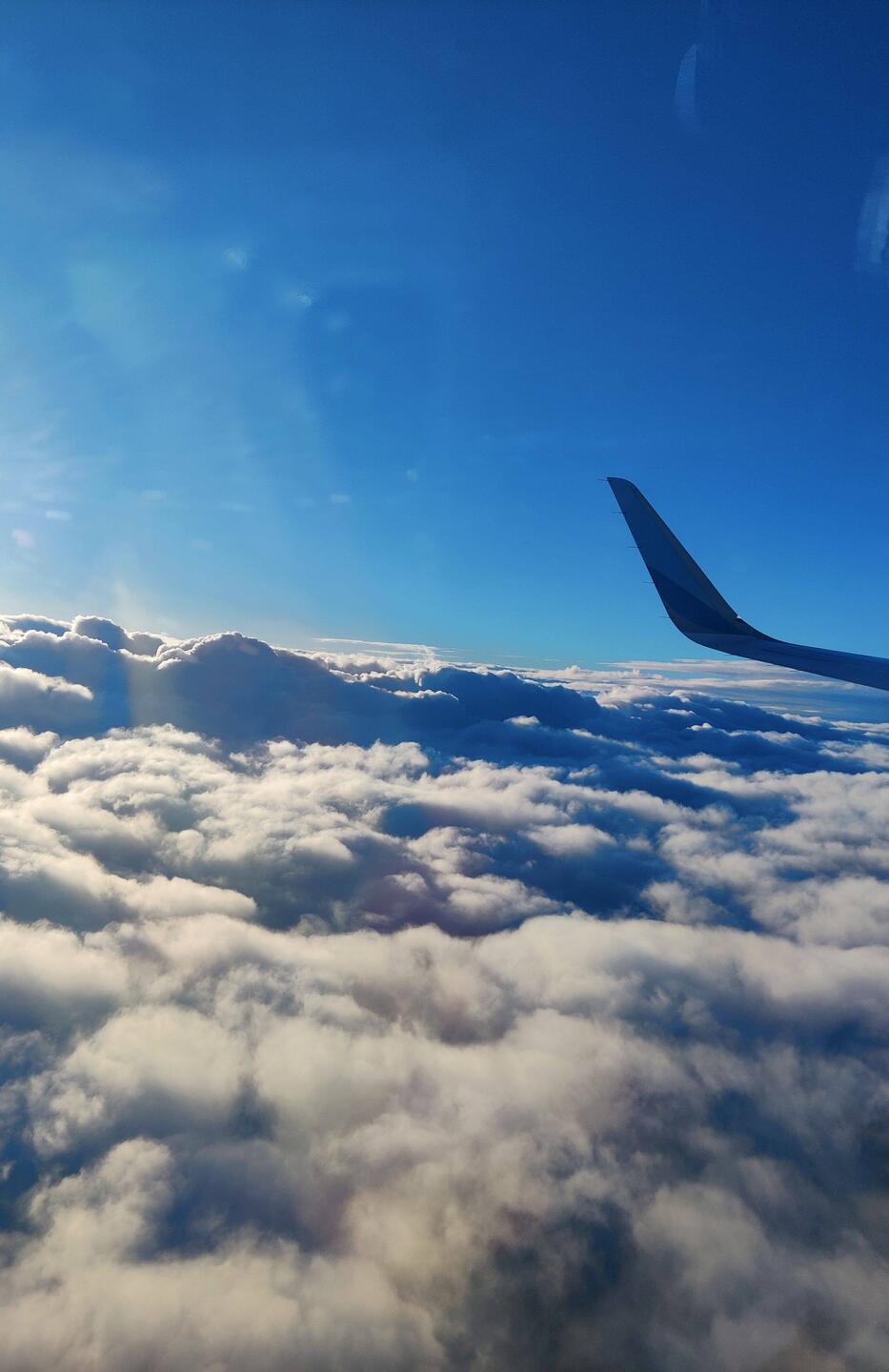 Ein kurzer Blick über die Wolken, den Rest hab ich verschlafen. 23 Stunden wach fordern ihren Tribut