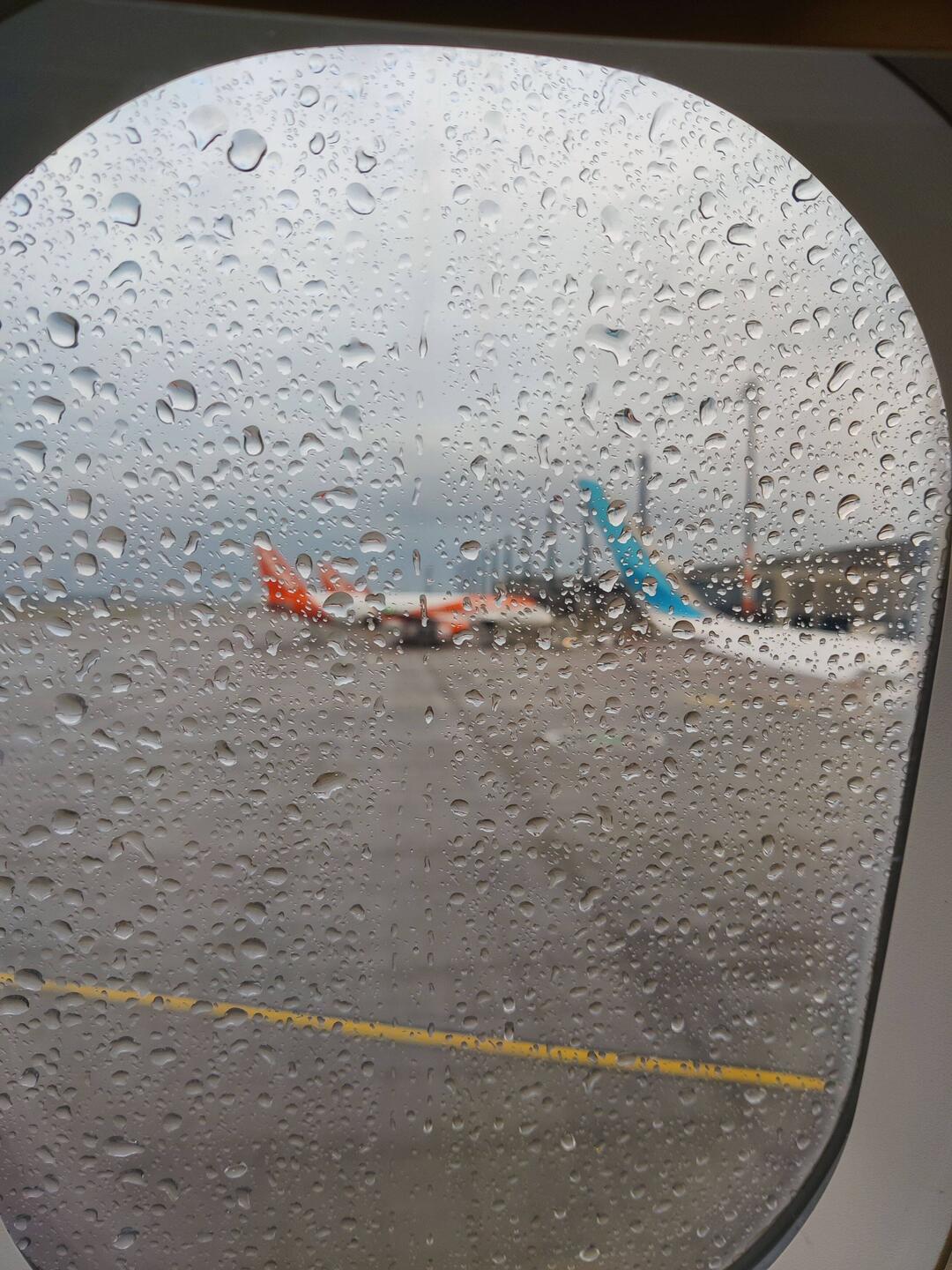 Los geht's bei leichtem Regen...