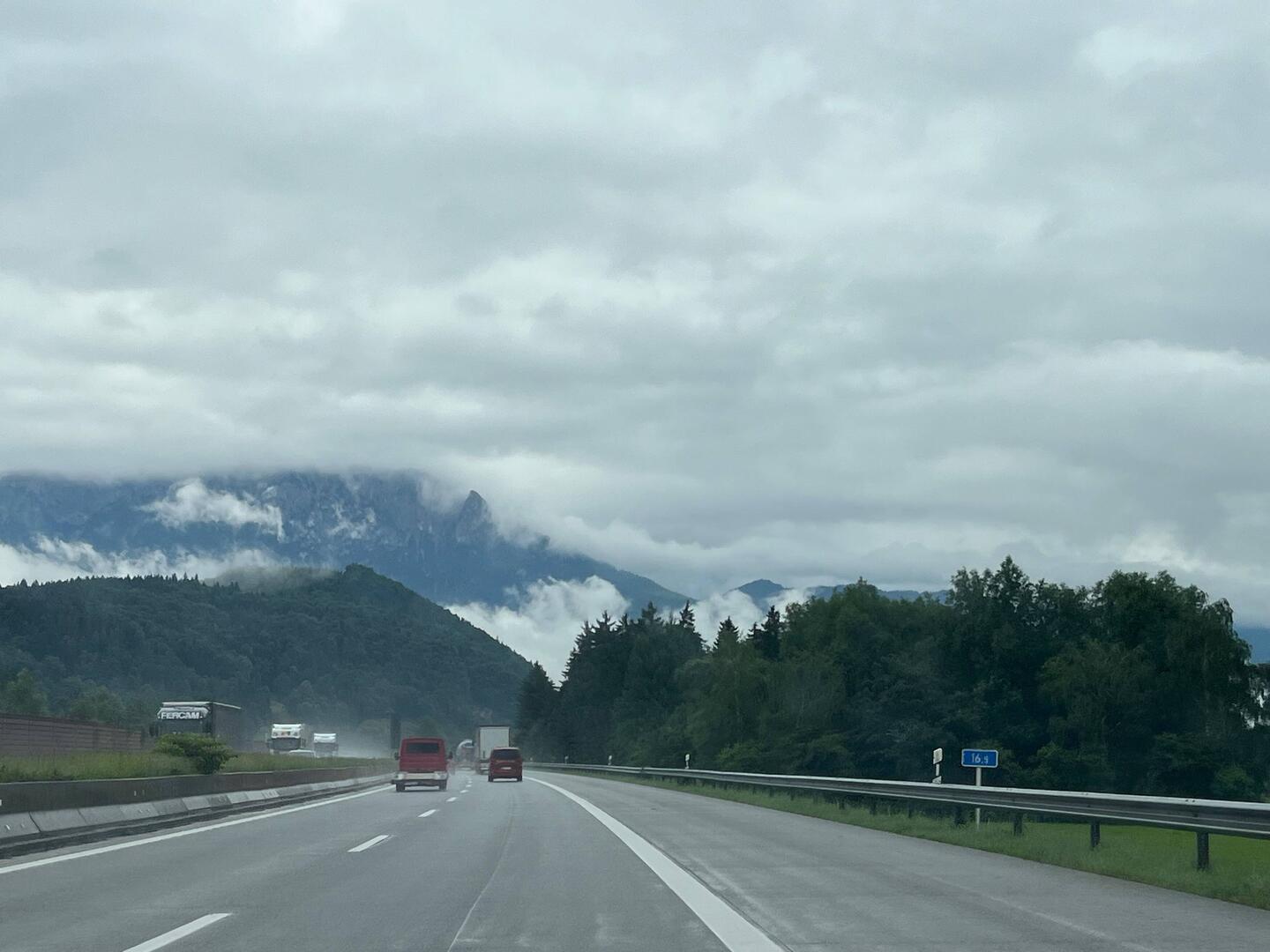 Die ersten Berge tauchen auf