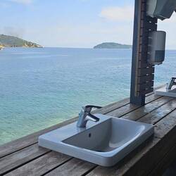 Blick von der Toilette auf Bourtzi, im Hintergrund der qualmende Flying Dolphin
