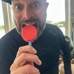 Nur fürs Foto: Den ersten Biss erhält Zisi.