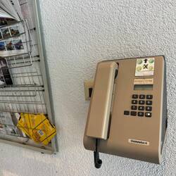 Nostalgie auch im Eingangsbereich. Ein Münztelefon - offenbar noch funktionstüchtig.