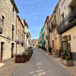 Petites rues des villages catalans (je n'avais pas vu l'échafaudage moche)