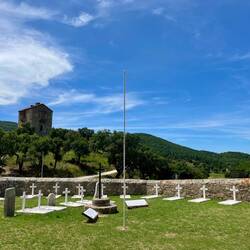 Cimetière militaire et tour de guet au col de Panissars