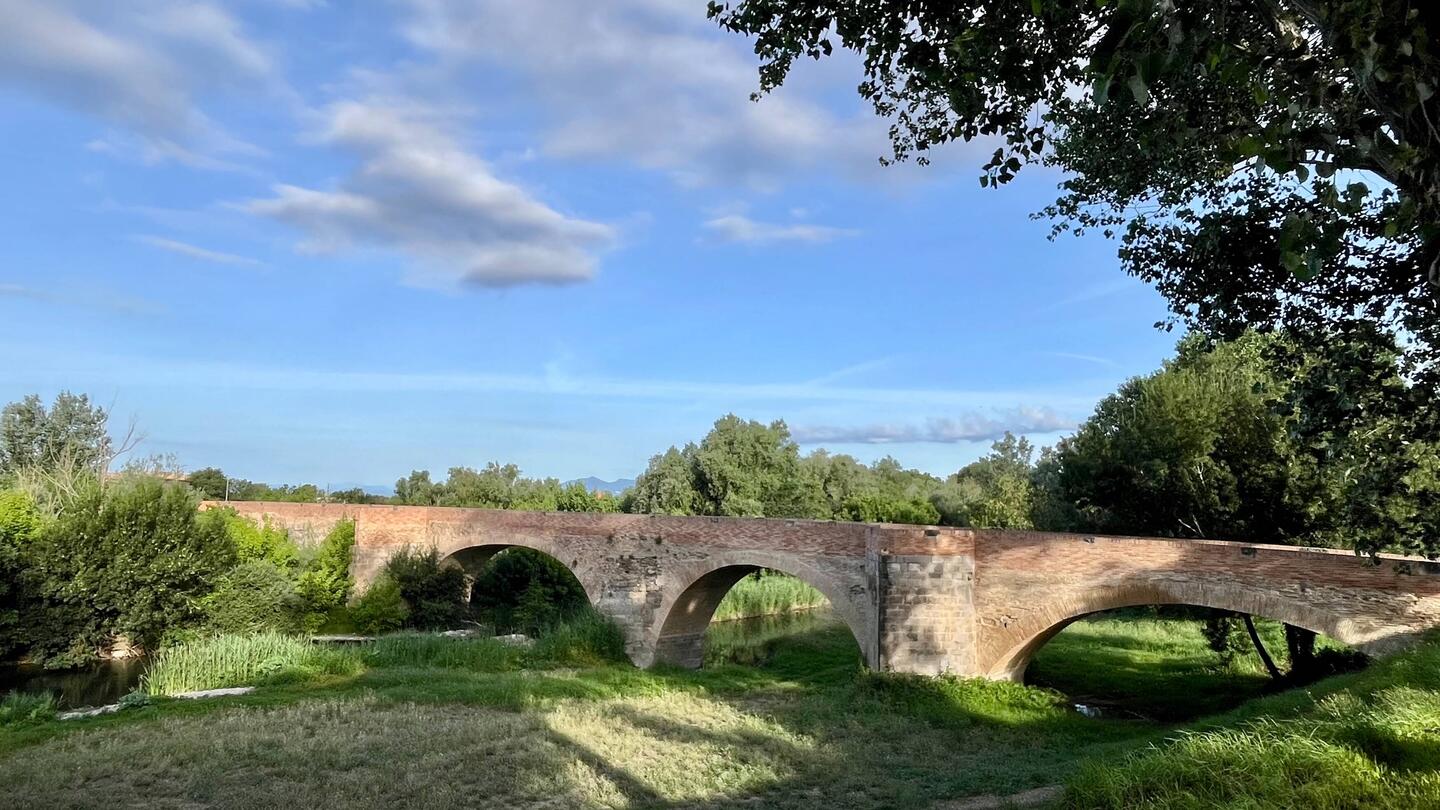 Le petit pont d'accès à Castelló d'Empúries