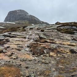 Das Wasser kommt uns auf dem Wanderweg entgegen.