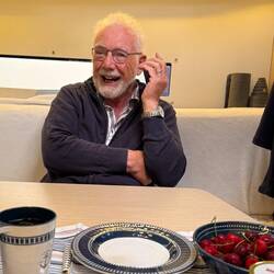 Geburtstagskind am Telefon