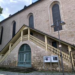 Stadtkirche mit der in Thüringen typischen Außentreppe zur Empore