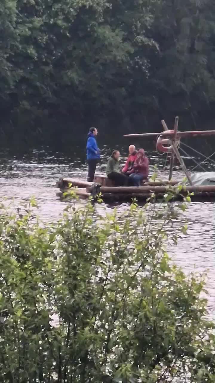 Moin, ein Floß auf dem Fluß, ein Bier🍺mit Genuß, so läßt es sich Leben, ein Hoch auf Schweden🇸🇪
