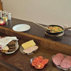 Frühstück im Haus des Grauens, einfach aber ganz gut