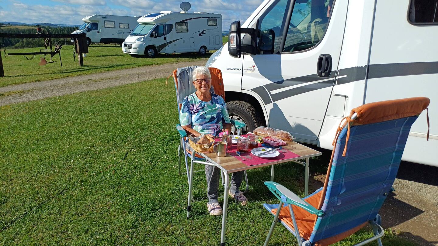 das leckere Frühstück an der Sonne