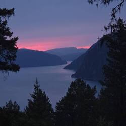 Kleiner Nachtrag: Blick aus unserem Wohnzimmerfenster gestern Abend um 23:30 Uhr 😍
