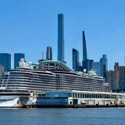 Lucky people onboard a giant Norwegian 🇳🇴 Cruise 🚢 ship!