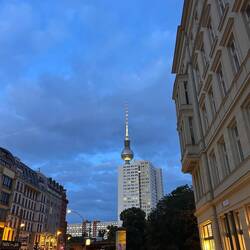Von überall strahlt der Fernsehturm.