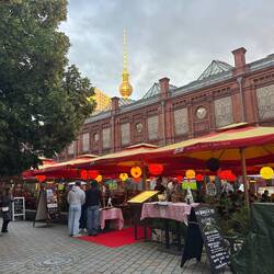 Fernsehturm in Gold und im Hintergrund.