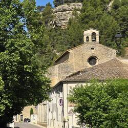 Pretty church and craggy rock outcropping - Goult, France