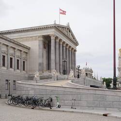 Parlament an der Ringstraße mit Fahrrädern / Parliament at the Ring Road with bicycles