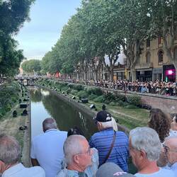 À Perpignan, la foule au bord du Têt avant le début du spectacle