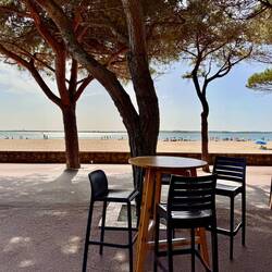 im Schatten lässt es sich bei einem Eis am Strand mit dem Blick auf das Cap Ferret aushalten
