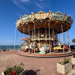 Karussells findet man in Frankreich des Öfteren am Strand