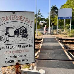 Achtung: hochgradig gefährlicher Bahnübergang
