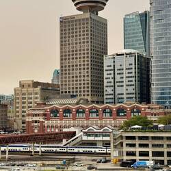 Das Harbour Centre, gesehen vom Canada Place.
