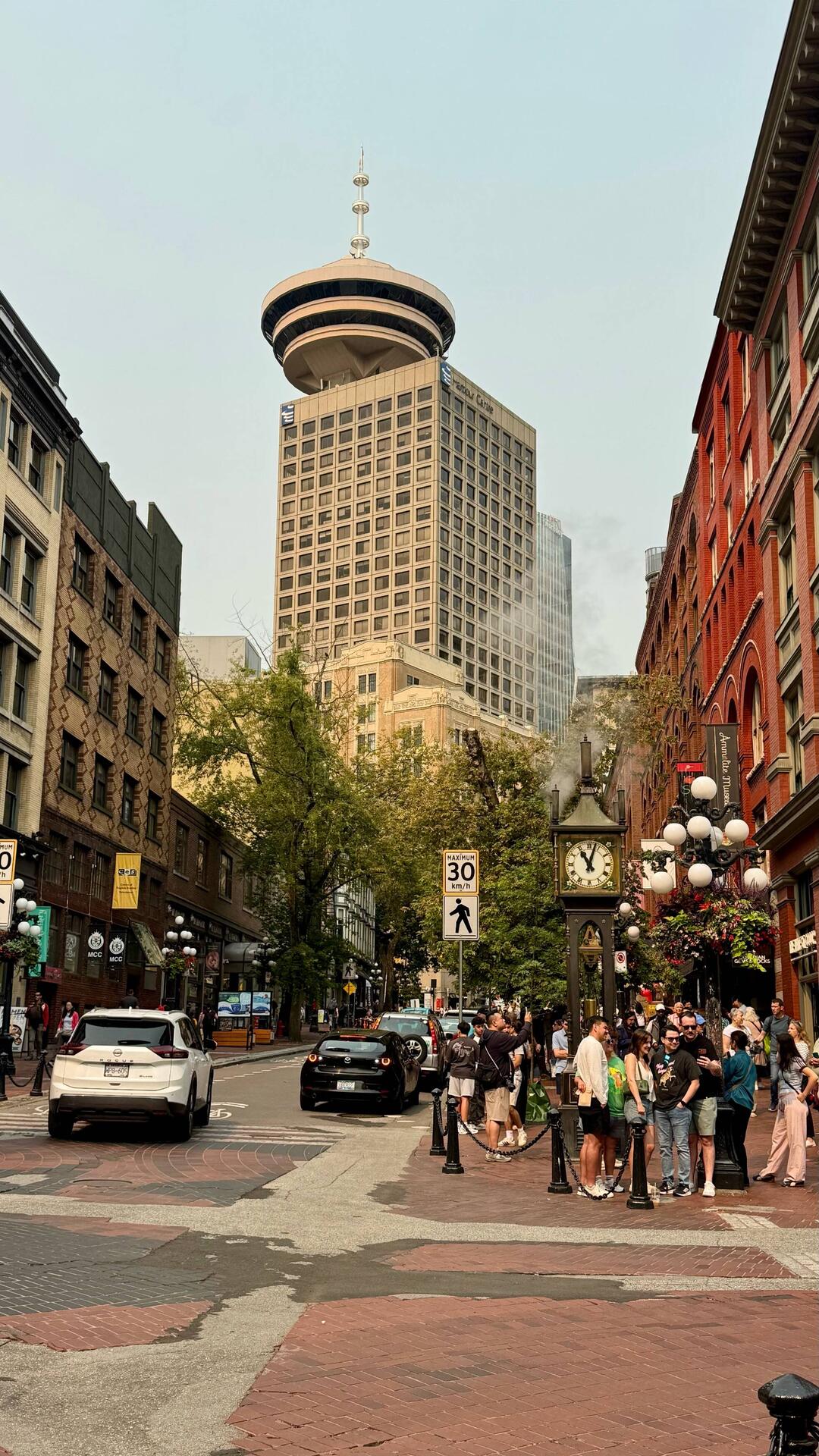 Die berühmte Steam Clock in Gastown. Im Hintergrund das Harbour Centre