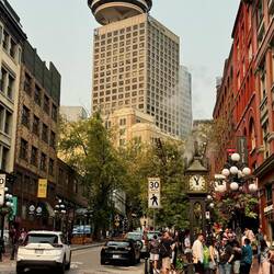 Die berühmte Steam Clock in Gastown. Im Hintergrund das Harbour Centre