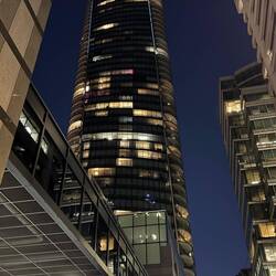 Unser Hotel bei Nacht