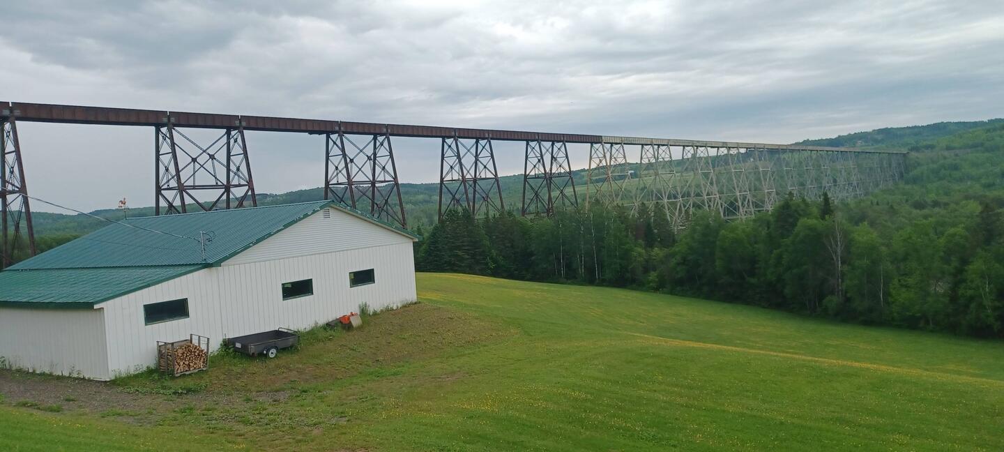 Die Brücke ist 1194 Meter lang und 60 Meter hoch