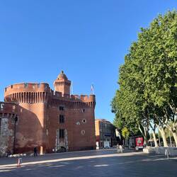 Une des portes de la ville, toute de briques vêtue