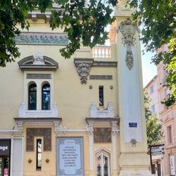 Un autre coin de la façade du ciné Castillet