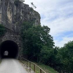 Start auf einem schönen Höhenweg mit Aussicht