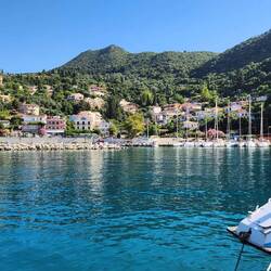 Blick von der Hafenmole in Poros