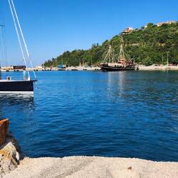 Blick von der Hafenmole in Poros