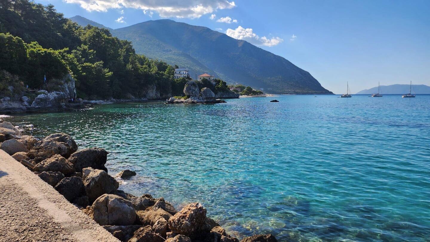 Blick von der Hafenmole in Poros