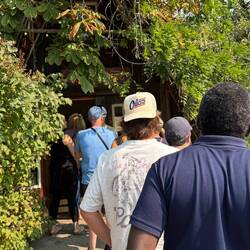 Anstehen für die berühmten Donuts in Coombs