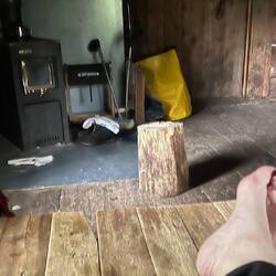 Urige Hütte, die Mädels hatten den Kamin schon an.