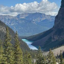 Gegenüber die Skipisten von Lake Louise, wo bis 2023 Ski-Weltcuprennen stattfanden