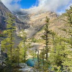 Unter uns der Lake Agnes